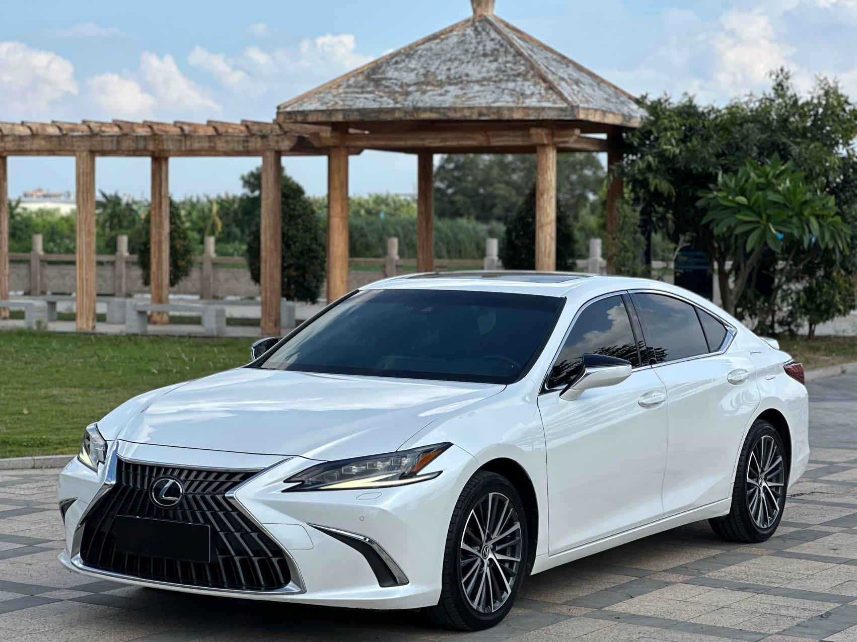 ES300h 2.5 CVT Luxury Edition