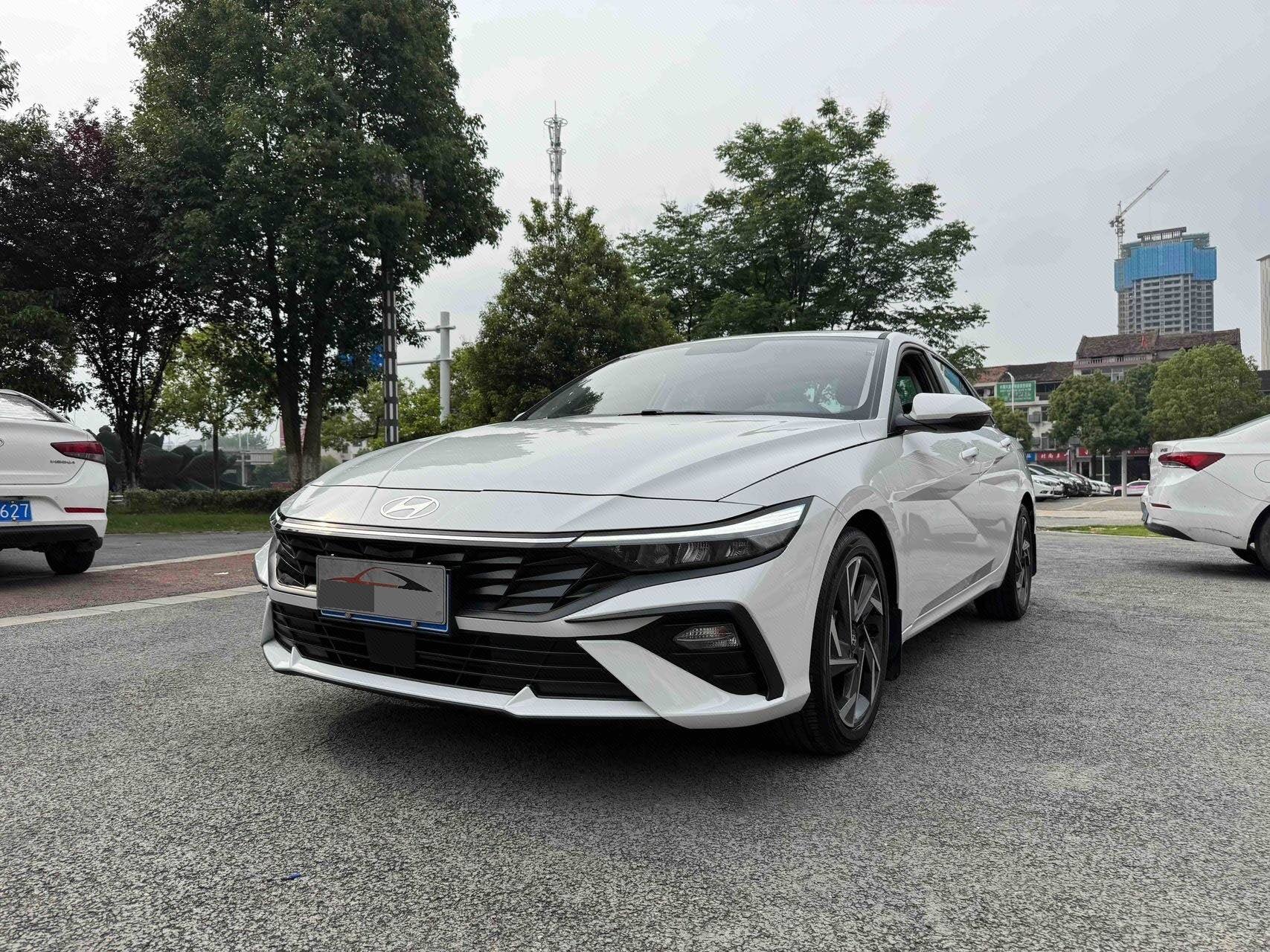 2023 Elantra-Sedan 1.5 CVT LUX Premium Edition