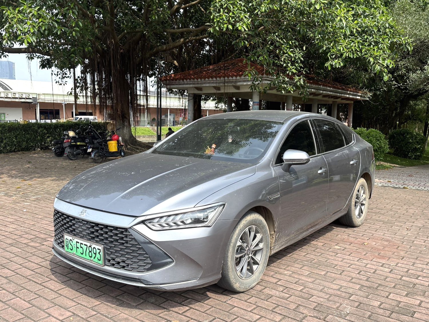 Qin PLUS DM-i 1.5 CVT 荣耀 Edition 55KMLeading