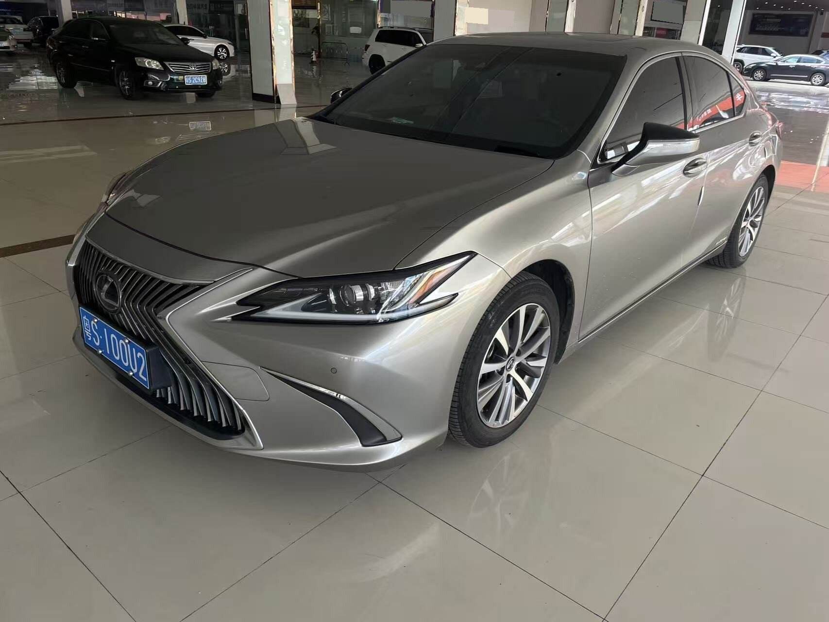 ES300h 2.5 CVT Luxury