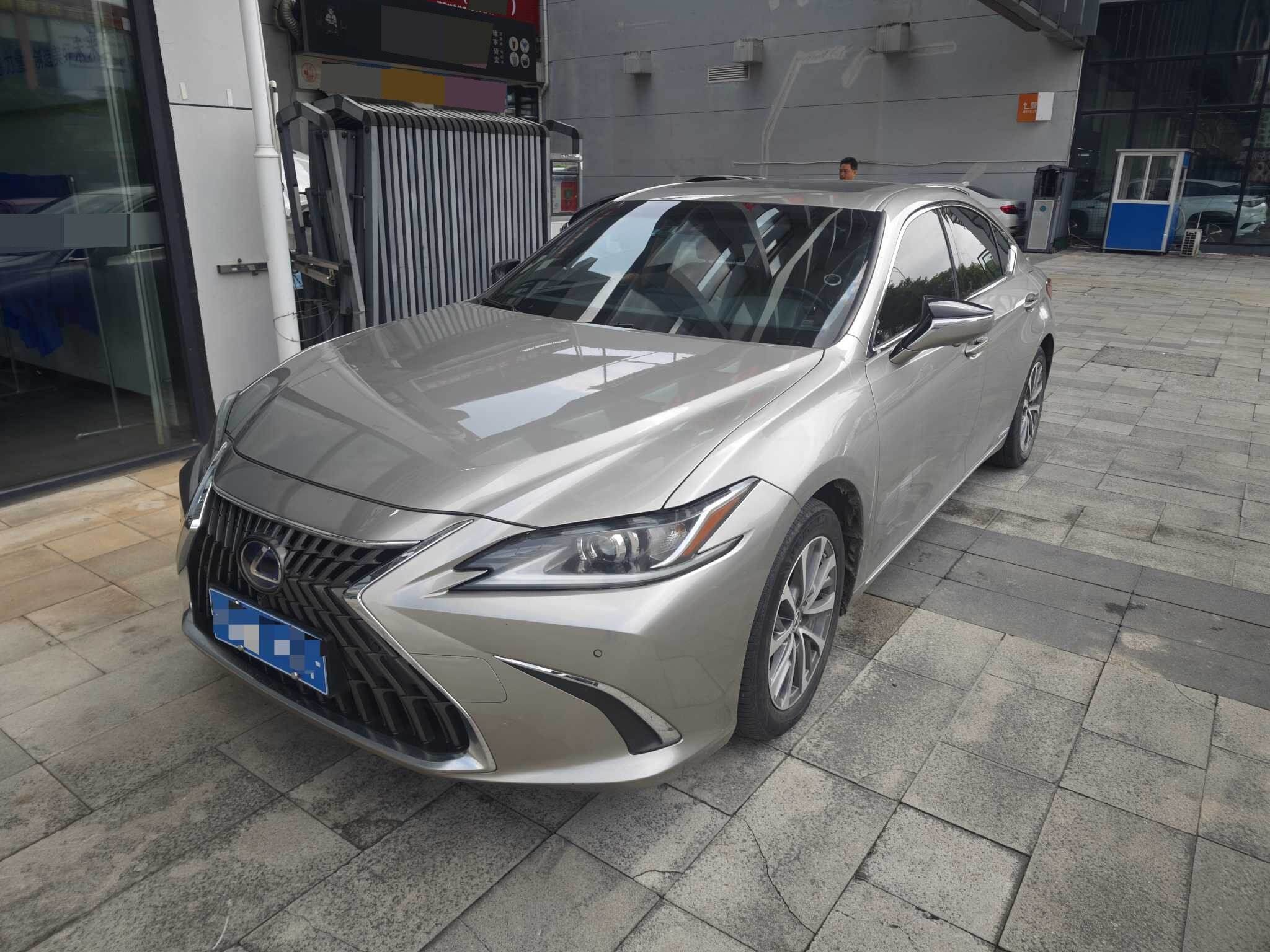 ES300h 2.5 CVT Excellence Edition