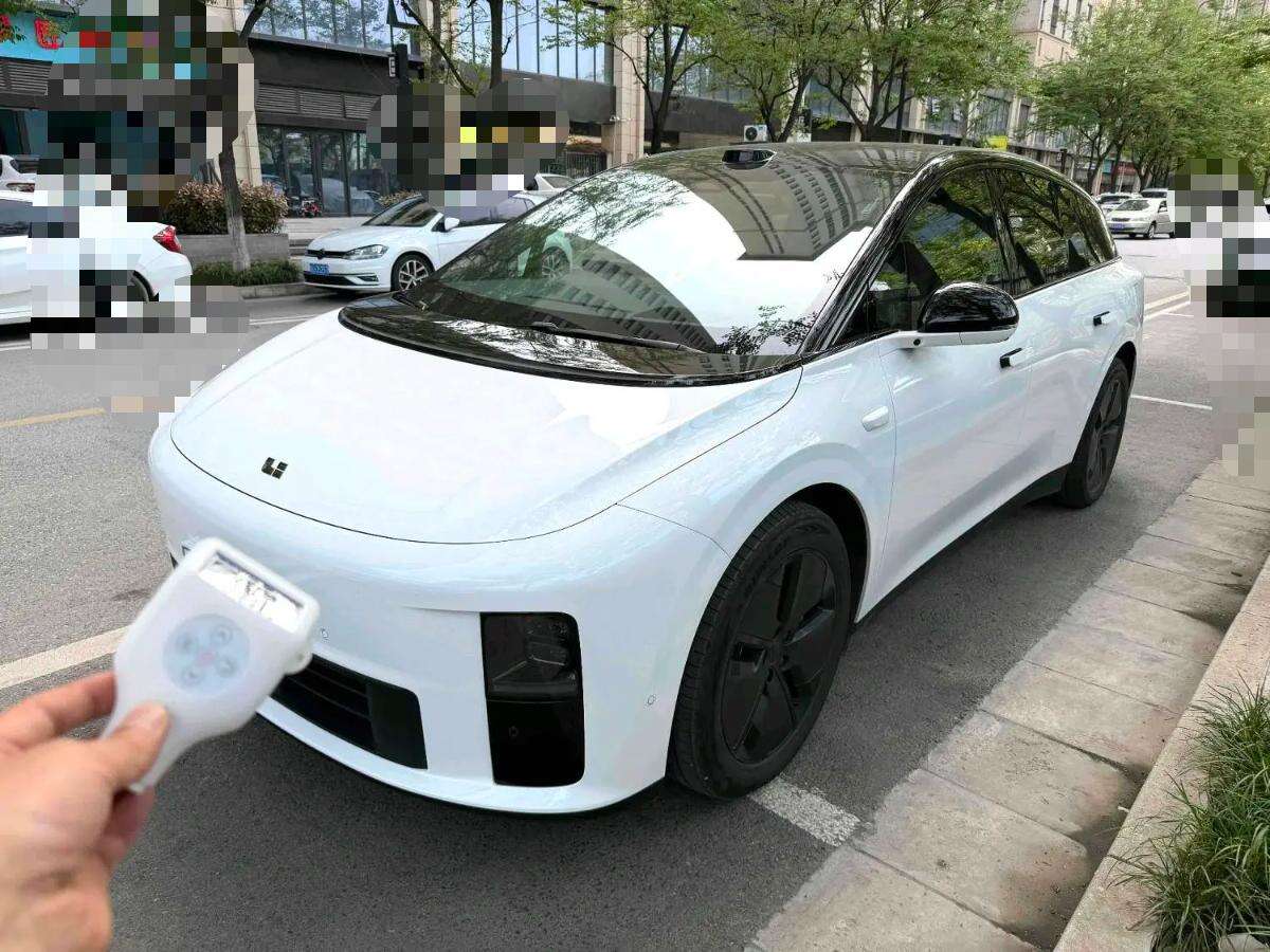 2025 i6 AWD Base Model