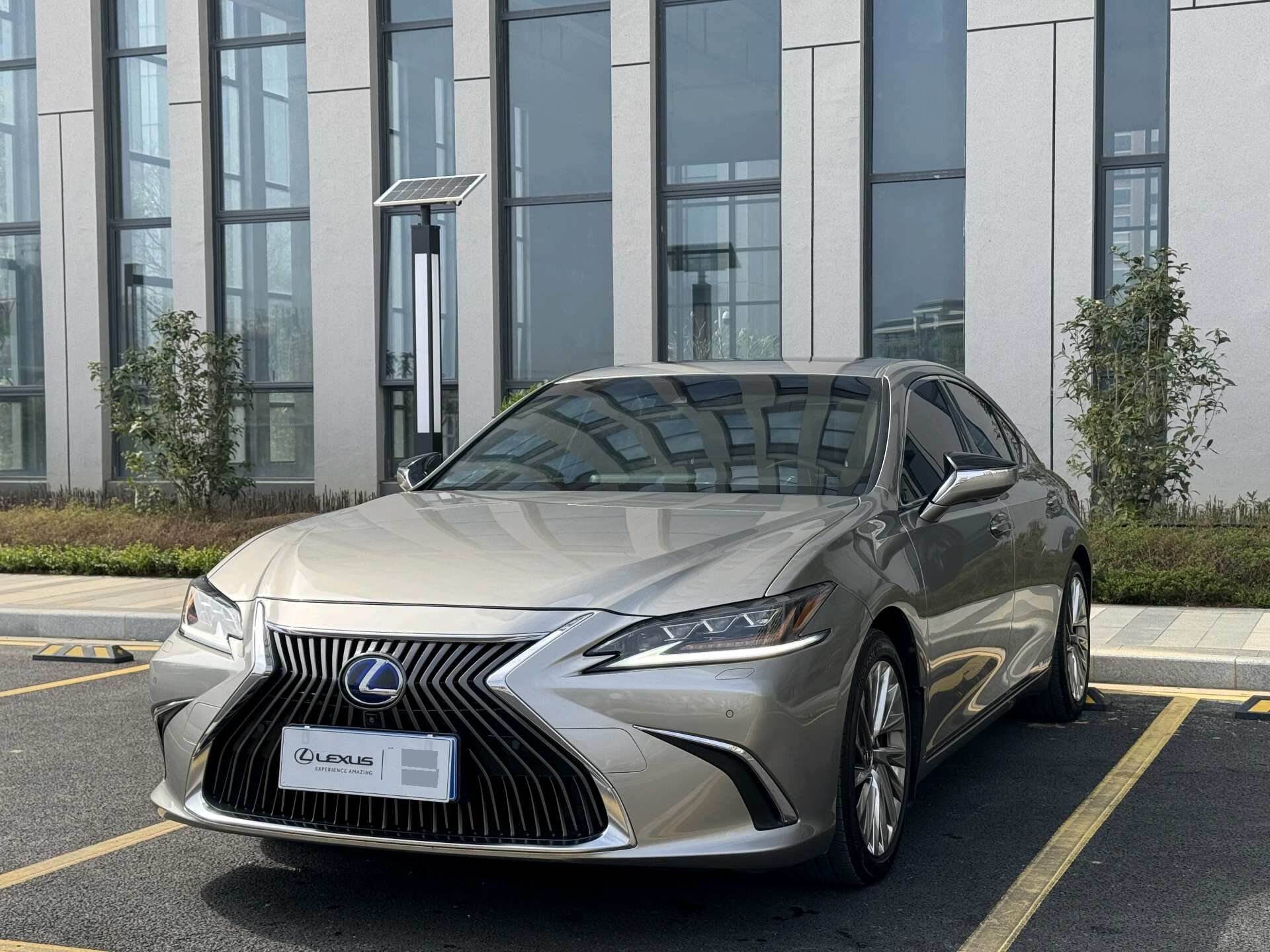 ES300h 2.5 CVT Executive