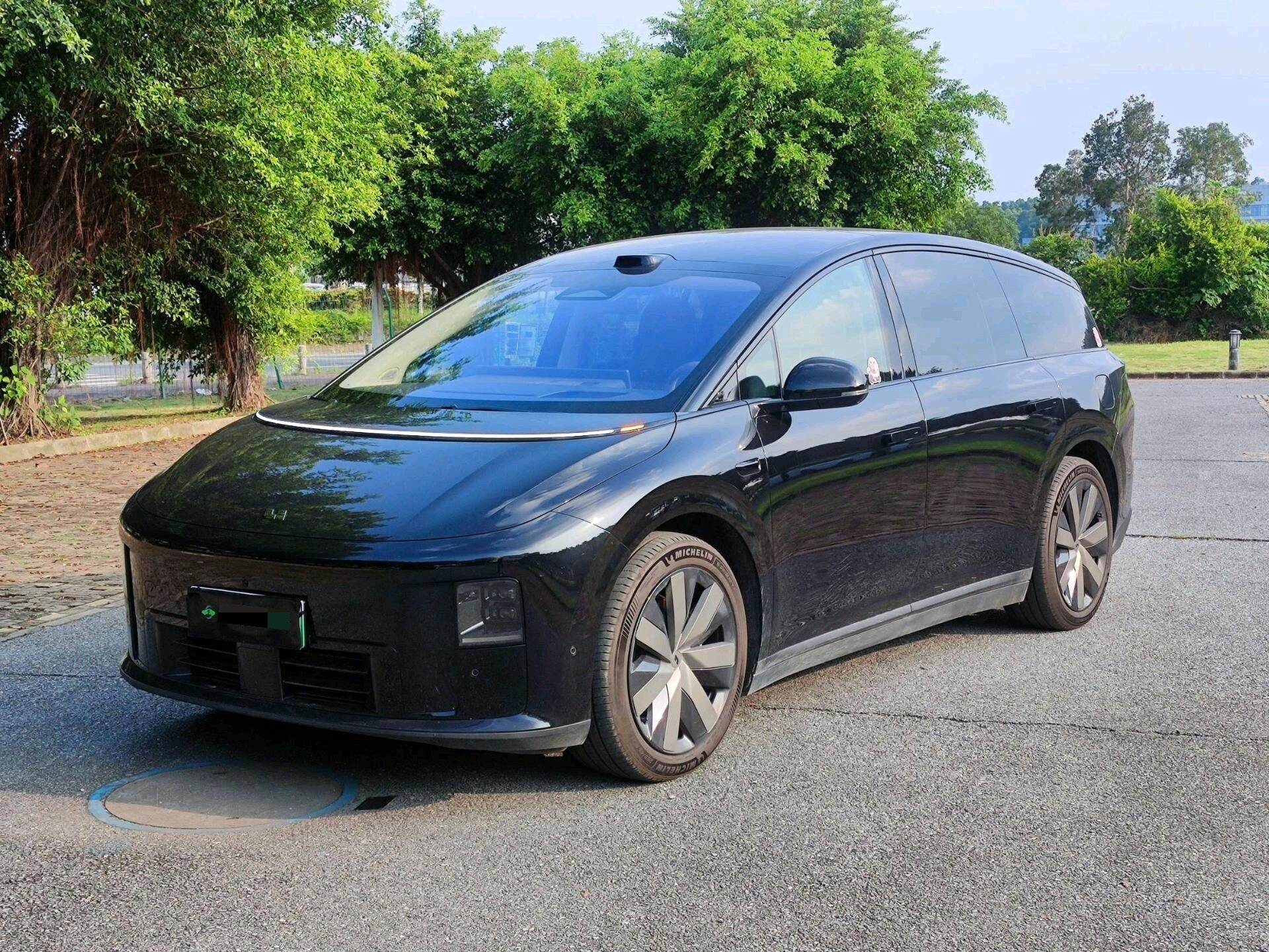 2025 i8 Standard