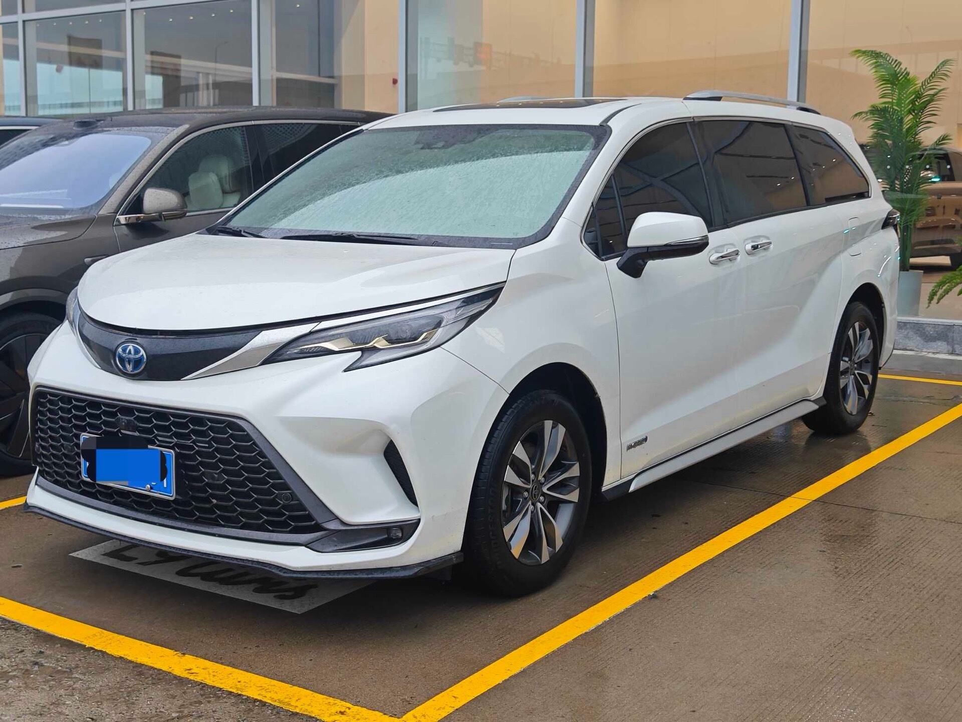 GRVIA HYBRID 2.5 CVT Luxury Edition