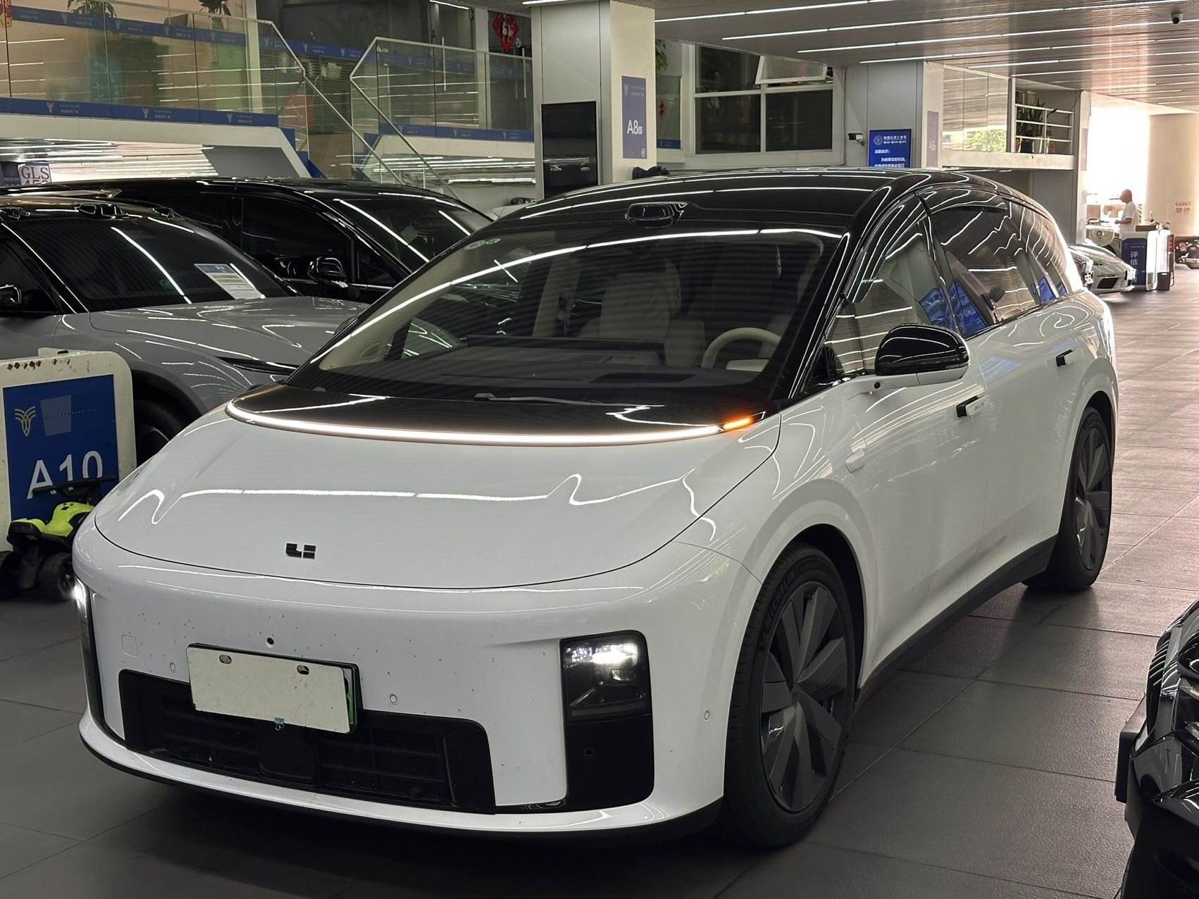 2025 i8 Standard