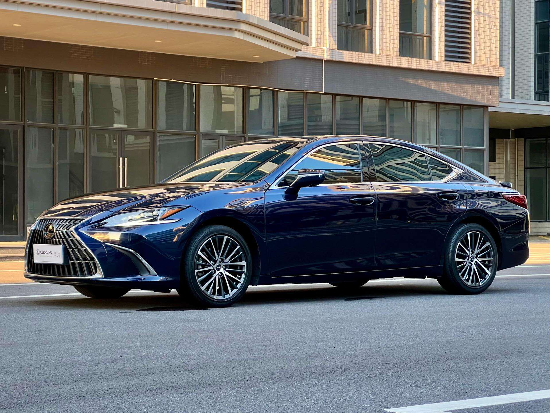 ES300h 2.5 CVT Luxury Edition