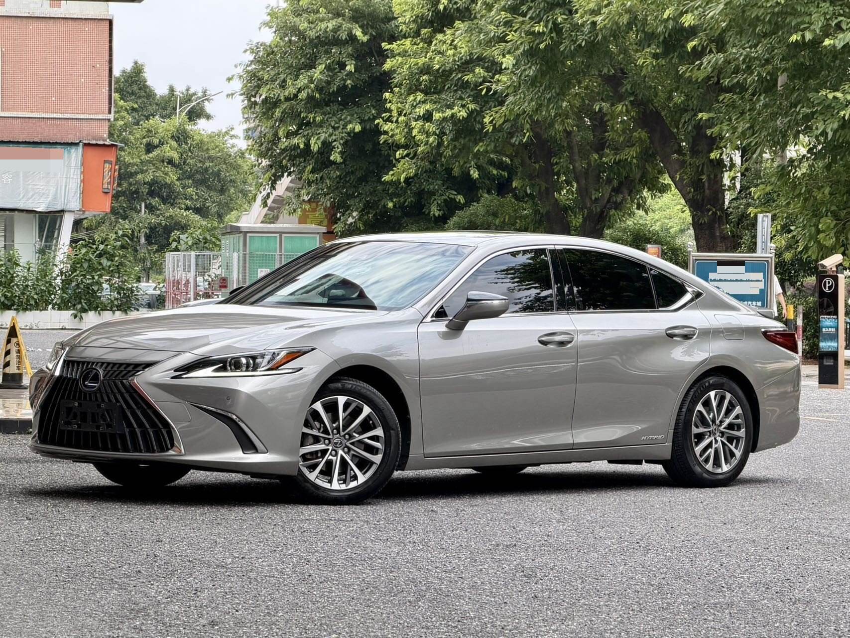 ES300h 2.5 CVT Luxury