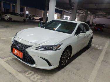 ES300h 2.5 CVT Luxury