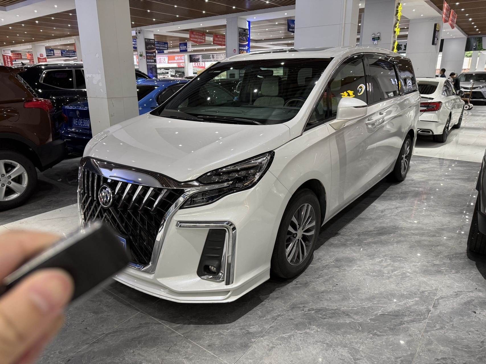 GL8 ES Land贵宾 2.0T 653T Luxury