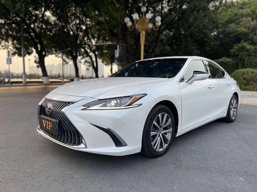 ES300h 2.5 CVT Luxury