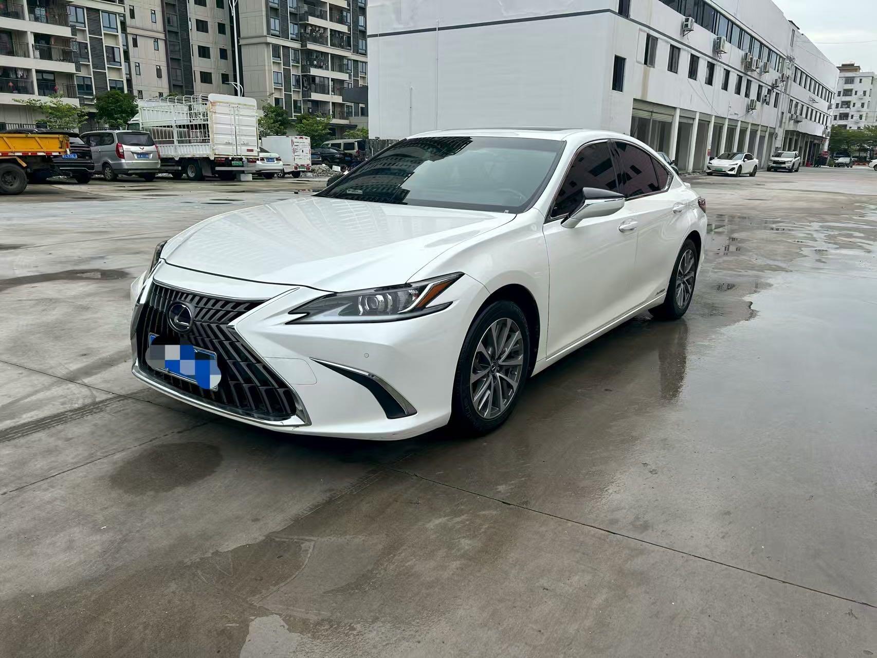 ES300h 2.5 CVT Luxury
