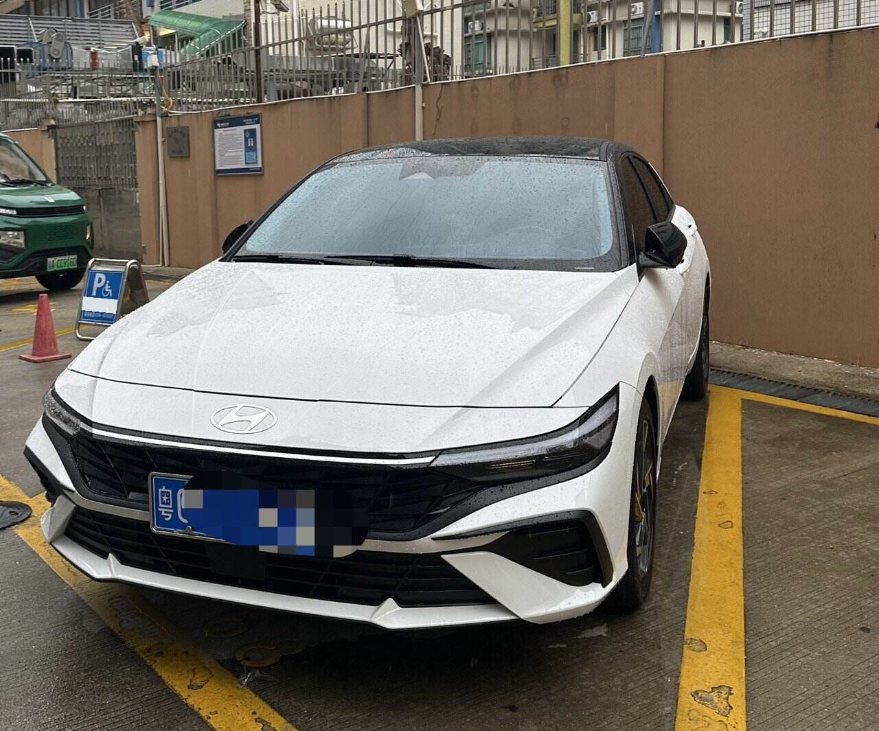 2023 Elantra-Sedan 1.5 CVT LUX Premium Edition